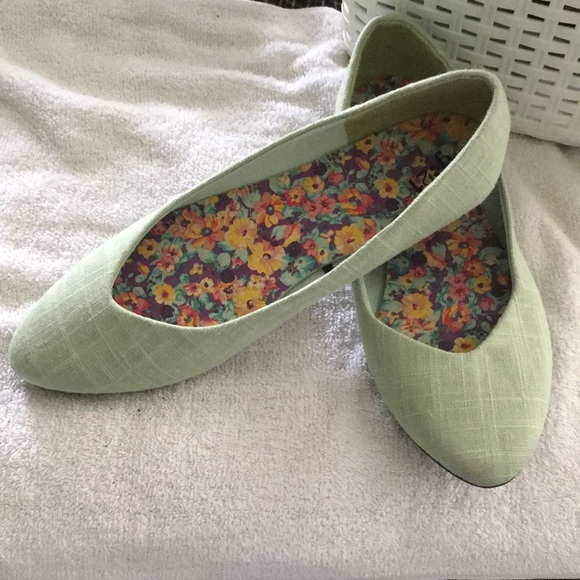 Linen Flats, Size 9. Lovely summer breathable flats in light green. Brand new. - Picture 2 of 9